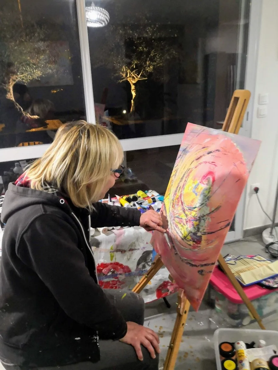 Florence Haverlant, artiste peintre en pleins travail sur "Le territoire soumis"