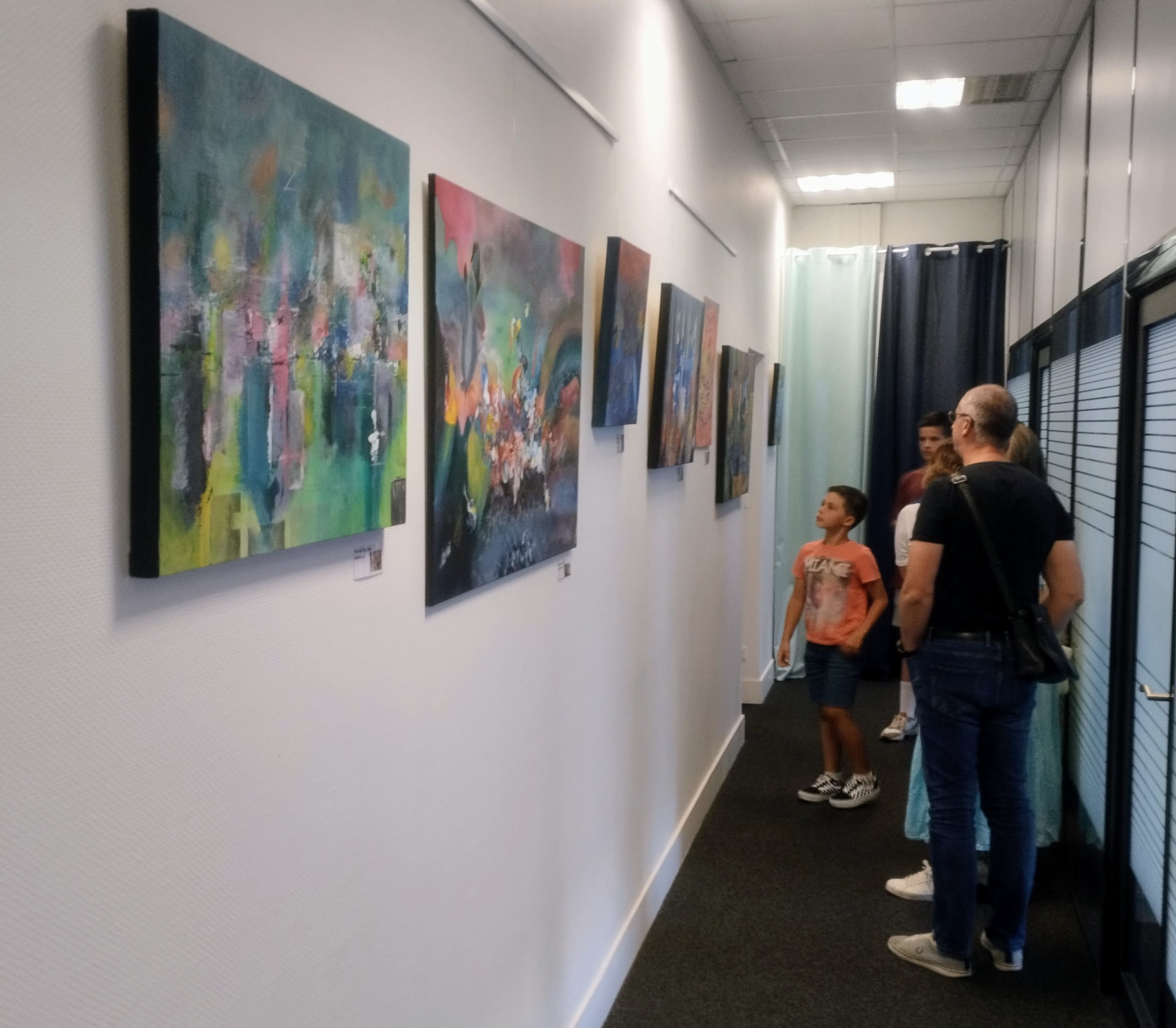 Exposition dans les bureau de Kanopii, des peintures abstraites de l'artiste peintre Florence Haverlant