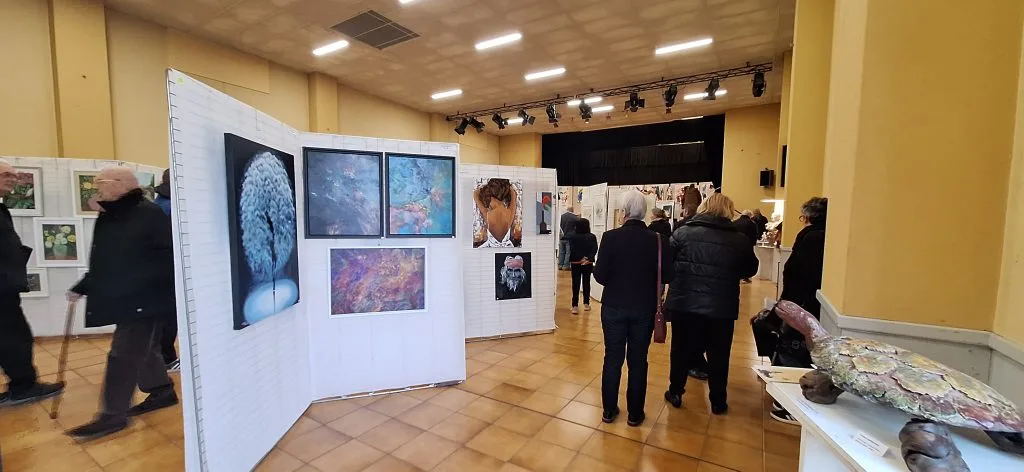 Salle d’exposition de Carmaux avec les tableaux de Florence Haverlant