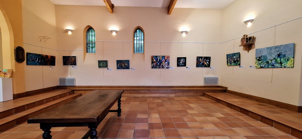 Vue de la salle d’exposition à la Chapelle Saint‑Roch avec les œuvres de Florence Haverlant
