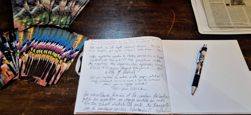 Page du livre d’or avec des messages manuscrits laissés par les visiteurs