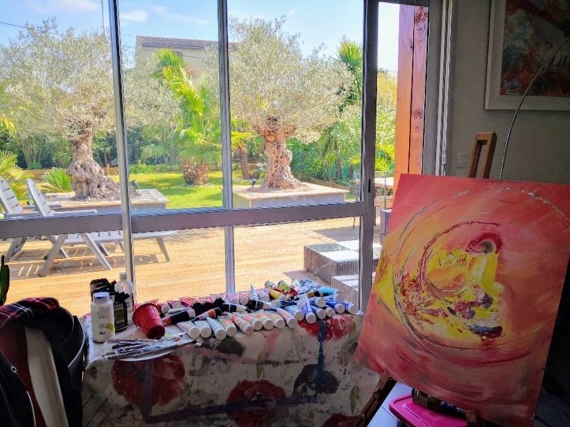 Photo de l'atelier de l'artiste peintre Florence Haverlant avec son matériel