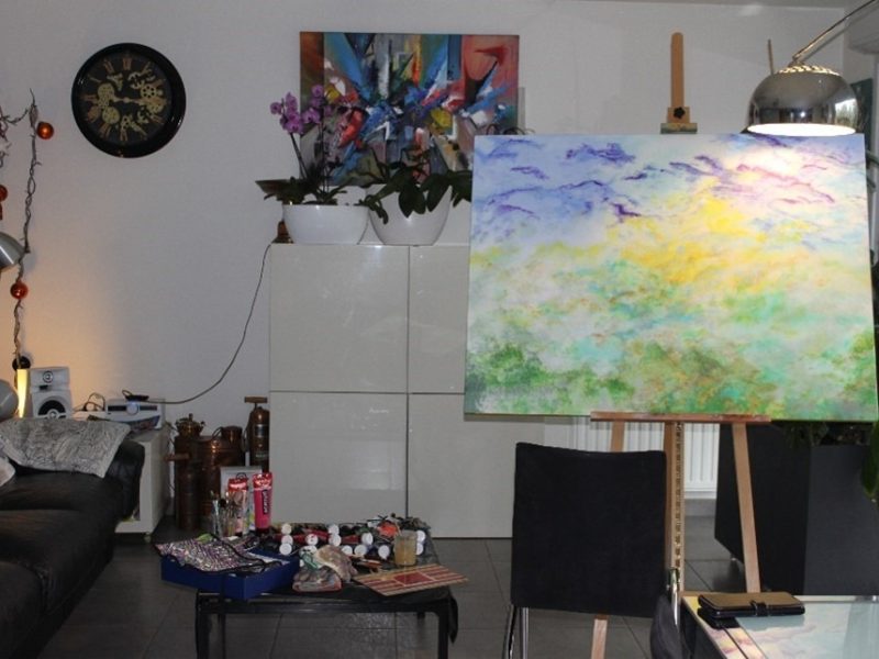 L'artiste peintre Florence Haverlant s'installe dans son salon pour peindre